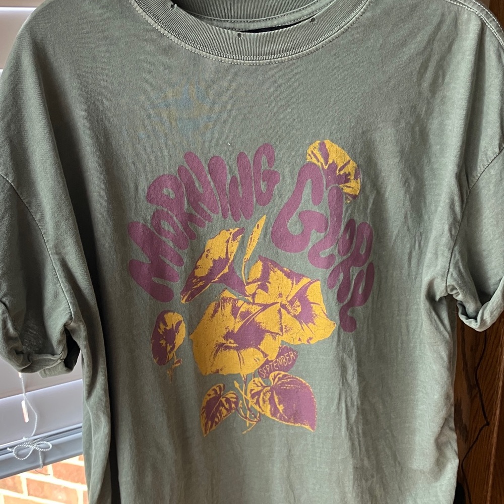 Graphic T-Shirt with Floral Design. 

Says “ morning glory”